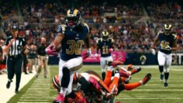 Todd Gurley marcando un touch down contra los Cleveland Browns.