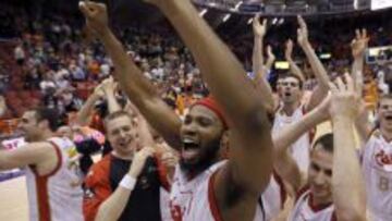 El CAI, con Joseph Jones y Pedro Llompart en primer término, celebrando la victoria del equipo.