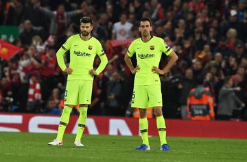 La cara de frustración de Pique y Sergio Busquets después de la cuarta anotación del Liverpool.
