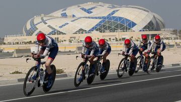 Las ciclistas del Cervelo-Bigla ruedan durante la crono por equipos de los Mundiales de Ciclismo en Ruta de Doha 2016.