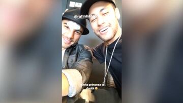 Neymar consuela a Rafinha por su brecha de la frente