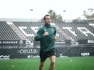 Rubén Díez ya toma contacto con el césped.