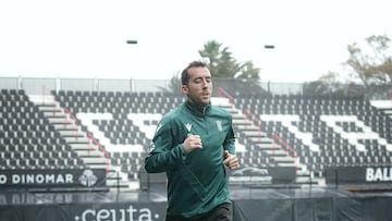 Rubén Díez ya toma contacto con el césped.