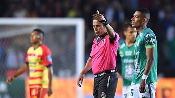 José Alfredo Peñaloza acudió al video arbitraje para observar una falta sobre JJ Macías justo cuando el partido arrancaba