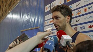 Pau Gasol atendiendo a los medios.
