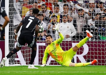 Así le paró Courtois a Saka.
