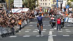 El ciclista belga Remco Evenepoel celebra su victoria en la Clásica de San Sebastián 2022.