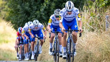 Corredores del Deceuninck-QuickStep, en una subida adoquinada.