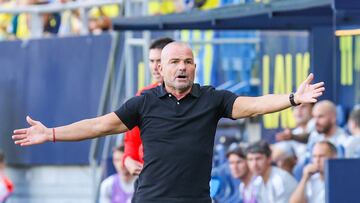 Paco López en el encuentro frente al Racing de Ferrol de la jornada 5 de la Liga Hypermotion.