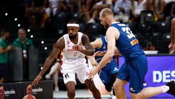 GRAF5703. PAMPLONA, 24/08/2022.- El base de la selección española de baloncesto Lorenzo Brown (i) controla el balón ante Triggvi Hlinason, de Islandia, durante el partido de la primera jornada de la segunda fase de clasificación para la Copa del Mundo 2023 disputado en el Navarra Arena de Pamplona. EFE/Jesús Diges
