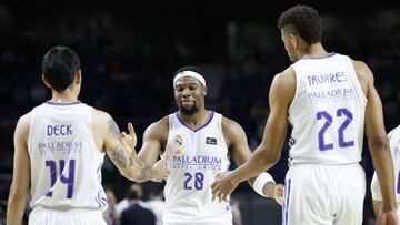 Deck, Yabusele y Tavares se saludan tras un acci&oacute;n del Madrid ante el R&iacute;o Breog&aacute;n.