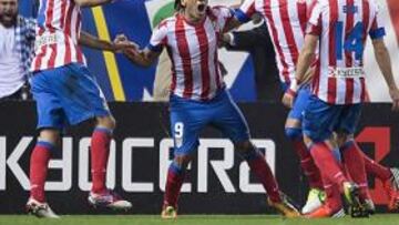 <b>EUFÓRICOS. </b>Mario Suárez, Falcao, Raúl García, Miranda y Gabi celebran con rabia el segundo gol del Atlético ante el Málaga que les dio la victoria.