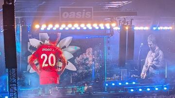 Oasis, la icónica banda inglesa, dedica "Live Forever" a Diogo Jota en su regreso a los escenarios.