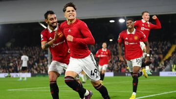 LONDON, ENGLAND - NOVEMBER 13: Alejandro Garnacho of Manchester United celebrates scoring their side's second goal with teammates during the Premier League match between Fulham FC and Manchester United at Craven Cottage on November 13, 2022 in London, England. (Photo by Justin Setterfield/Getty Images)