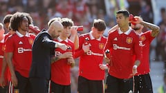 Soccer Football - Pre Season Friendly - Manchester United v Rayo Vallecano - Old Trafford, Manchester, Britain - July 31, 2022 Manchester United manager Erik ten Hag speaks with Manchester United's Alejandro Garnacho and Cristiano Ronaldo during a drinks break Action Images via Reuters/Ed Sykes