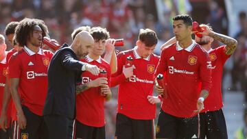 Soccer Football - Pre Season Friendly - Manchester United v Rayo Vallecano - Old Trafford, Manchester, Britain - July 31, 2022 Manchester United manager Erik ten Hag speaks with Manchester United's Alejandro Garnacho and Cristiano Ronaldo during a drinks break Action Images via Reuters/Ed Sykes