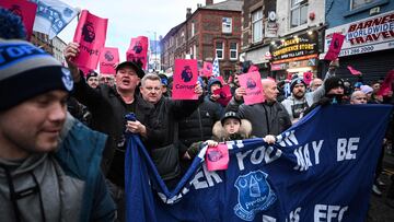 Los aficionados del Everton se manifiestan en las calles antes del partido ante el Manchester United.