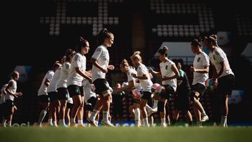 Las jugadoras de la selección austriaca femenina realizan la última sesión de entrenamiento antes del partido ante Irlanda del Norte.