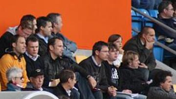 <b>ATENTOS. </b>Esta treintena de ojeadores observa el España-Suiza. El resto acudió al Turquía-Chequia.