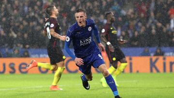 LEICESTER, ENGLAND - DECEMBER 10: Jamie Vardy of Leicester City celebrates scoring his sides third goal during the Premier League match between Leicester City and Manchester City at the King Power Stadium on December 10, 2016 in Leicester, England.  (Photo by Christopher Lee/Getty Images)