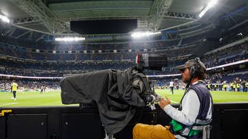 Una cámara de televisión en el Bernabéu.