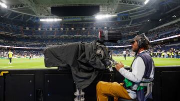 Una cámara de televisión en el Bernabéu durante la retransmisión del Real Madrid-Real Sociedad de LaLiga EA Sports disputado en septiembre.