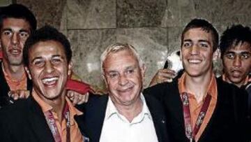 <b>HASTA SIEMPRE, JUAN.</b> Carmona, Álvaro, Thiago, Oriol, Bruna y Pulido despidieron a Santisteban.