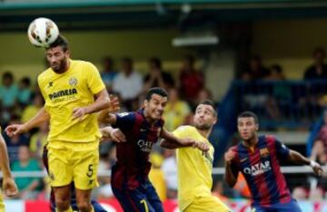 El defensa argentino del Villarreal Mateo Musacchio remata de cabeza durante el partido frente al Barcelona.