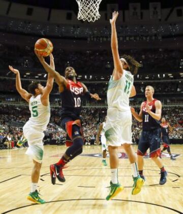 Kyrie Irving entrando a canasta.