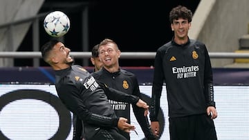Joselu, Kroos y el jugador del filial Jacobo Ramón, durante el entrenamiento del Real Madrid en Braga.
