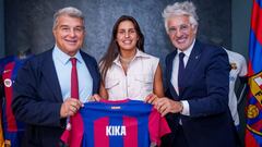 Joan Laporta, Kika Nazareth y Xavi Puig, en la presentación de la nueva jugadora del Barcelona.