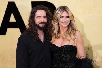 Tom Kaulitz, a la izquierda, y Heidi Klum posan para los fot¨®grafos a su llegada al evento ben¨¦fico de amfAR Cine Contra el SIDA en el Hotel du Cap-Eden-Roc.