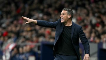 Real Oviedo's Spanish coach Luis Miguel Carrion gestures on the touchline during the Spanish League football match between Club Atletico de Madrid and Real Oviedo at Metropolitano Stadium in Madrid on November 29, 2025. (Photo by Javier SORIANO / AFP)