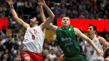 GRAF4326. BARCELONA, 15/04/2018.- El ala del Bilbao Basket, Álex Mumbrú (d), pelea el balón con el pívot sueco del Divina Seguros Joventut, Simon Birgander (d), durante el partido correspondiente a la jornada 28 de la Liga Ende