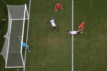 Blerim Dzemaili marca el 1-0 para Suiza. 