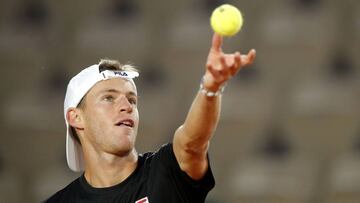Paris (France), 02/10/2020.- Diego Schwartzman of Argentina serves during his third round match against Norbert Gombos of Slovakia at the French Open tennis tournament at Roland Garros in Paris, France, 02 October 2020. (Tenis, Abierto, Francia, Eslovaqui