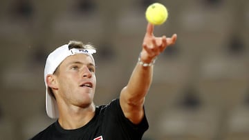 Paris (France), 02/10/2020.- Diego Schwartzman of Argentina serves during his third round match against Norbert Gombos of Slovakia at the French Open tennis tournament at Roland Garros in Paris, France, 02 October 2020. (Tenis, Abierto, Francia, Eslovaqui