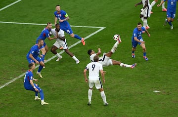 En el minuto 94, el futbolista del Real Madrid se saca un chilena de la manga para empatar el encuentro en la última jugada para forzar la prórroga y evitar un nuevo desastre en octavos de final  para Inglaterra.