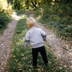 El padre de familia hace un descubrimiento impactante sobre el niñero del pequeño en pleno parque público