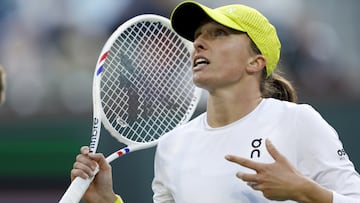 INDIAN WELLS (United States), 15/03/2025.- Iga Swiatek of Poland talks with the chair umpire after Mirra Andreeva of Russia celebrated a point during the womens semifinals of the BNP Paribas Open tennis tournament in Indian Wells, California, USA, 14 March 2025. (Tenis, Polonia, Rusia) EFE/EPA/JOHN G. MABANGLO