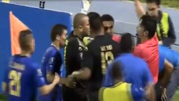 ¡Empujones a asistente de Polic por anular un gol en la Copa!