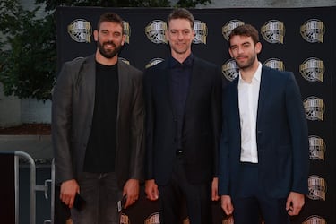Pau Gasol posa junto a sus hermanos Marc y Adriáantes de la ceremonia de ingreso al Hall of Fame del baloncesto en Springfield, Massachusetts.