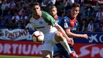 GRAF5332. HUESCA, 16/03/2019.- El delantero argentino del Alavés, Jonathan Calleri (i), controla el balón ante la oposición del defensa argentino del Huesca, Martín Mantovani (d), durante el partido de Liga de Primera Divisi&oa
