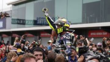 Valentino Rossi, feliz con su triunfo.
