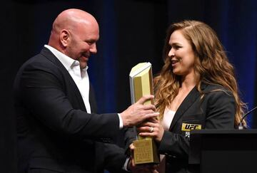 Dana White entrega a Ronda Rosey su reconocimiento como miembro del Salón de la Fama de la UFC.