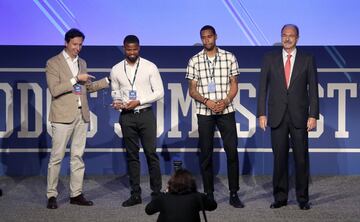 Guillermo García (director general de Sojasun), Omar Cook (máximo asistente de la Liga Endesa) y Sylven Landesberg (miembro del mejor quinteto de la Liga Endesa) y Alberto Fernández (director general de comunicación).