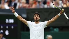 Carlos Alcaraz celebra su victoria contra Nicolas Jarry en Wimbledon.