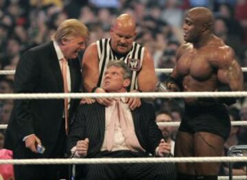 Trump afeita la cabeza de Vince McMahon durante la WWE.