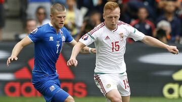 . Marseille (France), 18/06/2016.- Laszlo Kleinheisler of Hungary (R) in action against Johann Gudmundsson of Iceland during the UEFA EURO 2016 group F preliminary round match between Iceland and Hungary at Stade Velodrome in Marseille, France, 18 June 2016.
 
 (RESTRICTIONS APPLY: For editorial news reporting purposes only. Not used for commercial or marketing purposes without prior written approval of UEFA. Images must appear as still images and must not emulate match action video footage. Photographs published in online publications (whether via the Internet or otherwise) shall have an interval of at least 20 seconds between the posting.) (Marsella, Francia, Hungr&iacute;a, Islandia) EFE/EPA/GUILLAUME HORCAJUELO EDITORIAL USE ONLY