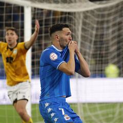 La camiseta del debut de Lucas Pérez alcanza los 2.700 euros en una subasta